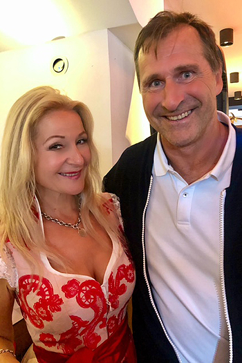 Barbara Osthoff (Moderatorin), Lars Riedel bei der "Red Wiesn" im Hochreiters Steirer am Markt 